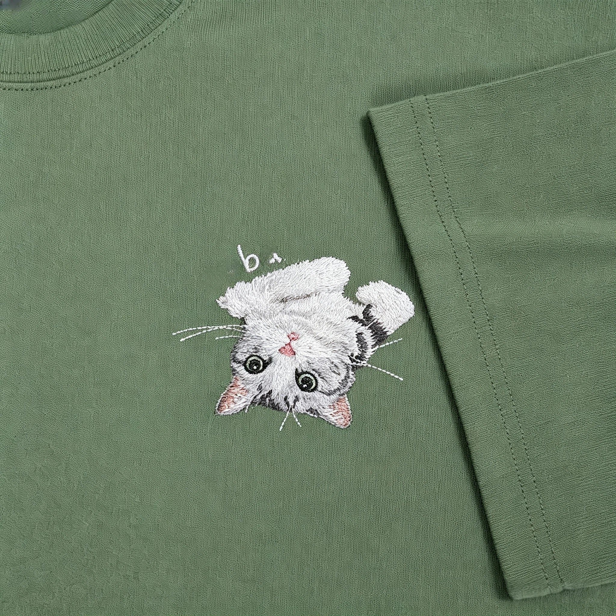 Drop shoulder T-shirt：Heartfelt Pure Cotton Short-Sleeve T-Shirt with Custom Pet Embroidery. Featuring exquisite, hand-stitched pet portraits, this is the perfect birthday or holiday gift for any pet lover.