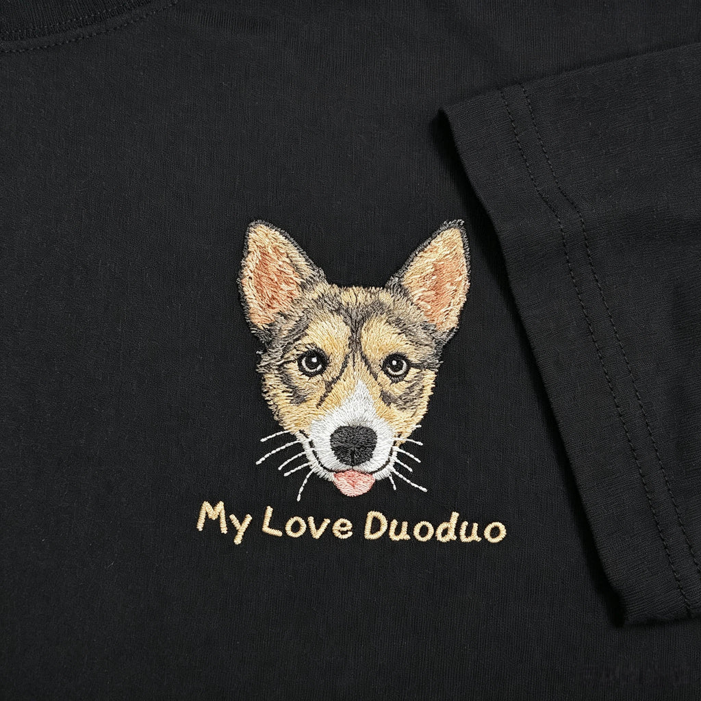 Drop shoulder T-shirt：Heartfelt Pure Cotton Short-Sleeve T-Shirt with Custom Pet Embroidery. Featuring exquisite, hand-stitched pet portraits, this is the perfect birthday or holiday gift for any pet lover.