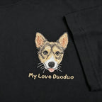 Drop shoulder T-shirt：Heartfelt Pure Cotton Short-Sleeve T-Shirt with Custom Pet Embroidery. Featuring exquisite, hand-stitched pet portraits, this is the perfect birthday or holiday gift for any pet lover.