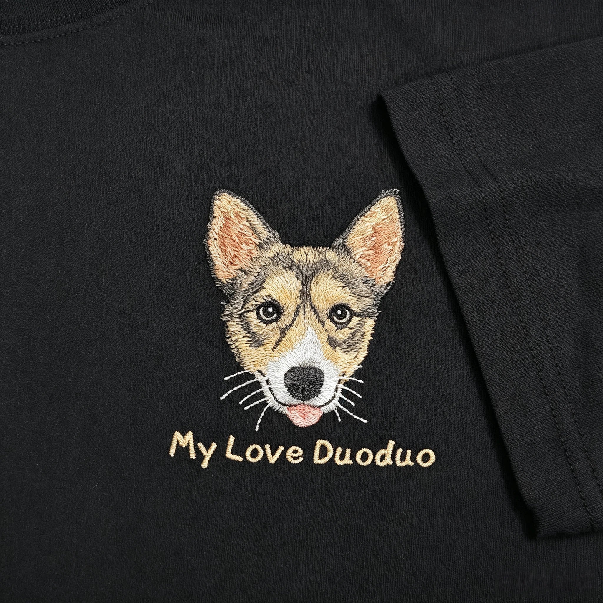 Drop shoulder T-shirt：Heartfelt Pure Cotton Short-Sleeve T-Shirt with Custom Pet Embroidery. Featuring exquisite, hand-stitched pet portraits, this is the perfect birthday or holiday gift for any pet lover.