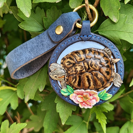 Luxury Hand-Carved Leather Pet Keychain – Unique Pet Portrait Memorial with Name Engraving on Back, Ideal Gift for Pet Parents