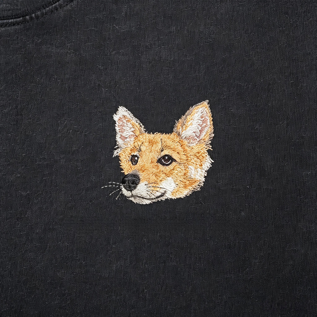 Drop shoulder T-shirt：Heartfelt Pure Cotton Short-Sleeve T-Shirt with Custom Pet Embroidery. Featuring exquisite, hand-stitched pet portraits, this is the perfect birthday or holiday gift for any pet lover.