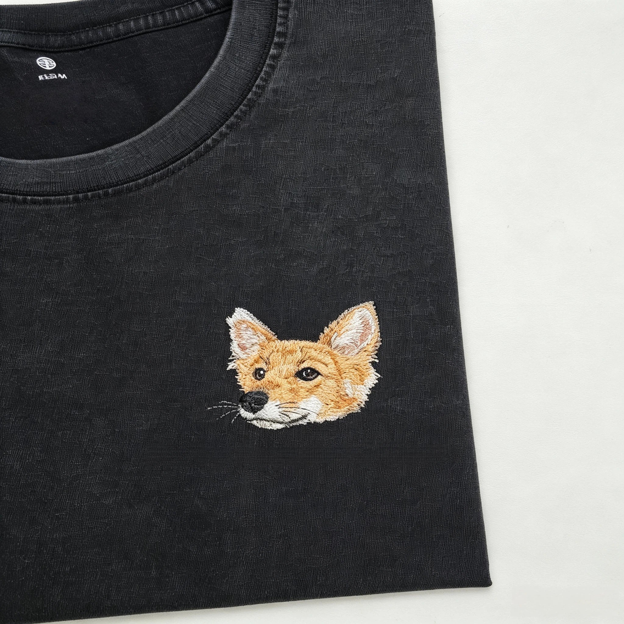 Drop shoulder T-shirt：Heartfelt Pure Cotton Short-Sleeve T-Shirt with Custom Pet Embroidery. Featuring exquisite, hand-stitched pet portraits, this is the perfect birthday or holiday gift for any pet lover.