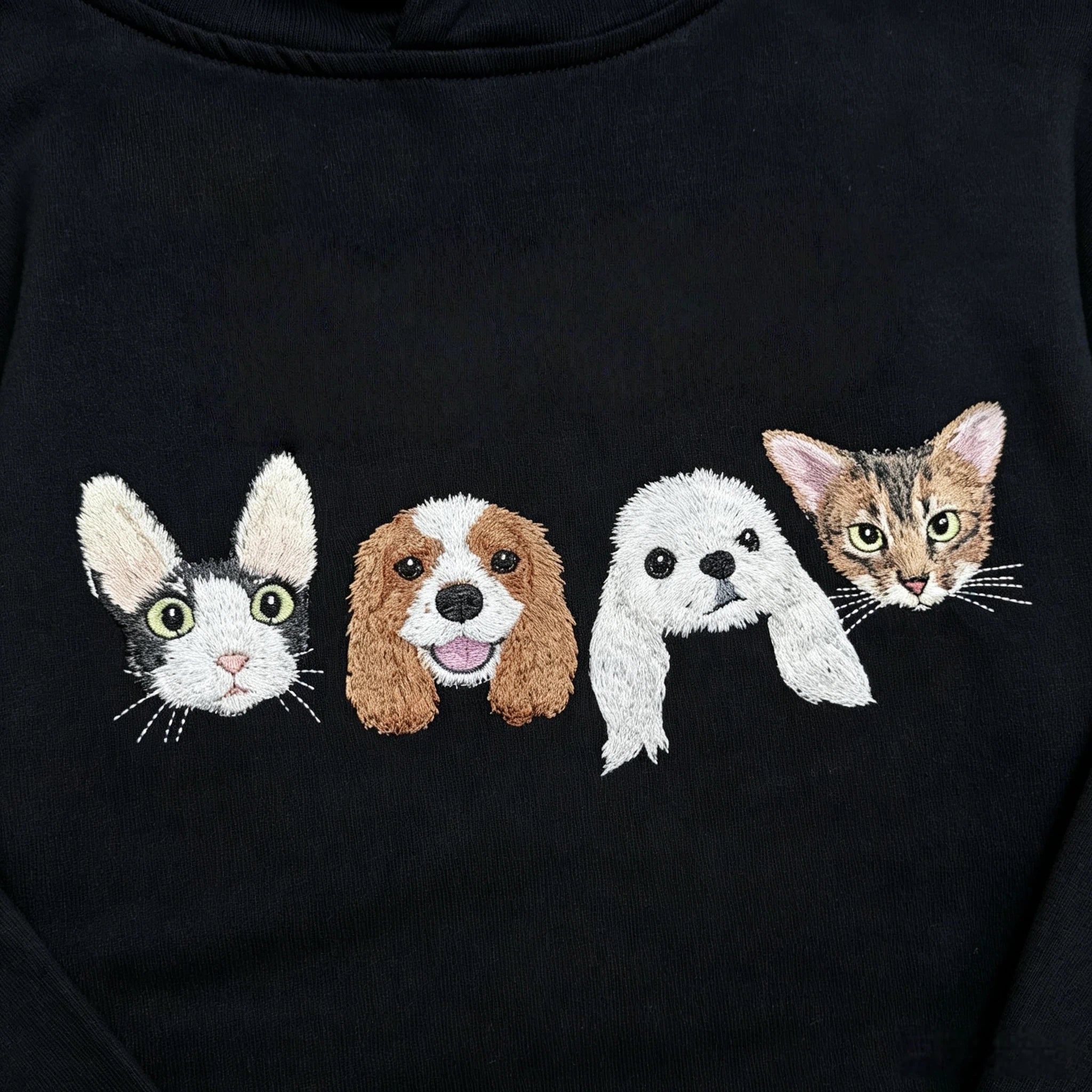 Drop shoulder T-shirt：Heartfelt Pure Cotton Short-Sleeve T-Shirt with Custom Pet Embroidery. Featuring exquisite, hand-stitched pet portraits, this is the perfect birthday or holiday gift for any pet lover.